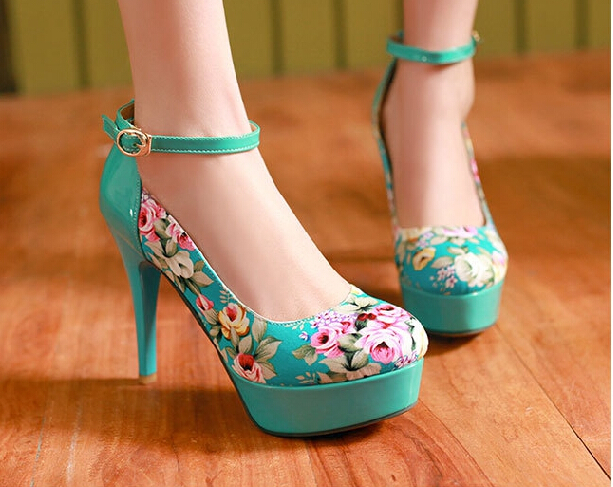 Daisy Street platform heeled sandals in green floral print | ASOS